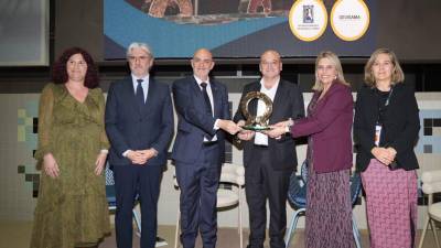 Enrique Aparici, en representación de Grupo STN, con el Premio Alfa de Oro en la apertura de Cevisama 2025.