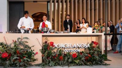 Tamara Falcó en una de las cocinas de exterior de la reformada tienda de Porcelanosa Marbella.