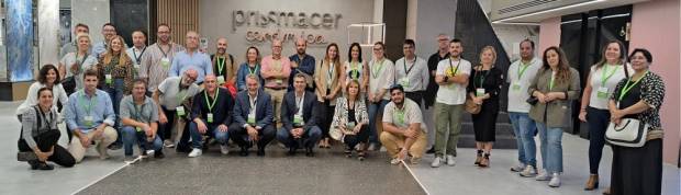 $!Foto de familia dentro de la exposición comercial de Prissmacer Cerámica, firma de Grupo Empresarial Pamesa, en la localidad castellonense de Onda.