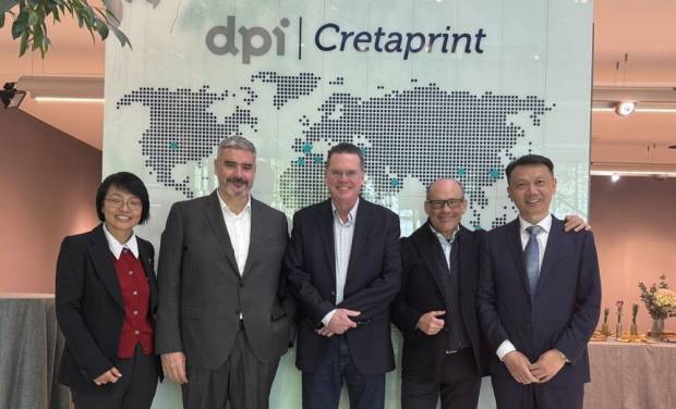 $!De izquierda a derecha, Moli Li, directora general de Dpi Spain; José Luis Ramón, vicepresidente de Caesarstone; Scott Schinlever, Global Inkjet Business de EFI; Victor Blasco, fundador de Cretaprint; y Eddie Cheng, CEO de Dpi.