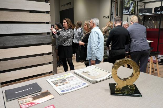 $!El estand de la compañía castellonense con el premio Alfa de Oro obtenido en la pasada edición de Cevisama.