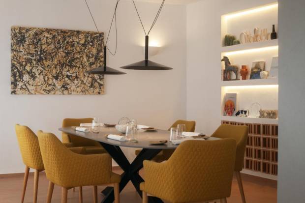 $!Sala del restaurante Atalaya, con suelo Techlam Terracotta, de creación exclusiva para el local y mesa con superficie Techlam Fior di Bosco.