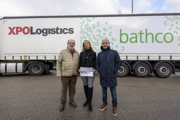 $!Mar Vidal, interiorista representante de Interioristas en Acción; Eduardo López, director adjunto de Bathco; y Antonio Gómez, representante del equipo de balonmano patrocinado por Bathco.