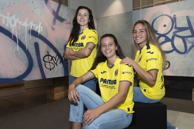 $!Las capitanas del conjunto amarillo, Lucía Gómez, Nerea Pérez e Irene Miguélez, en la sede de Smalticeram España en la localidad castellonense de Onda.