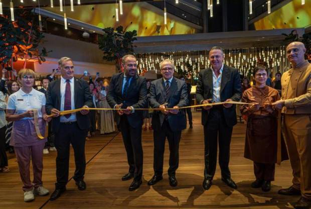 $!Escarrer, Valls y Chedraoui, en el reciente corte de la cinta inaugural con varios empleados históricos de la antigua etapa del hotel. / Manu Mitru