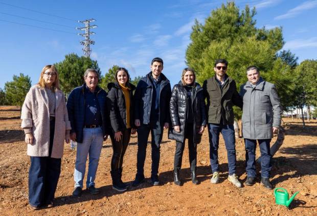 $!Argenta Cerámica celebra el Día del Árbol con la donación de 100 pinos a Vall d’Alba