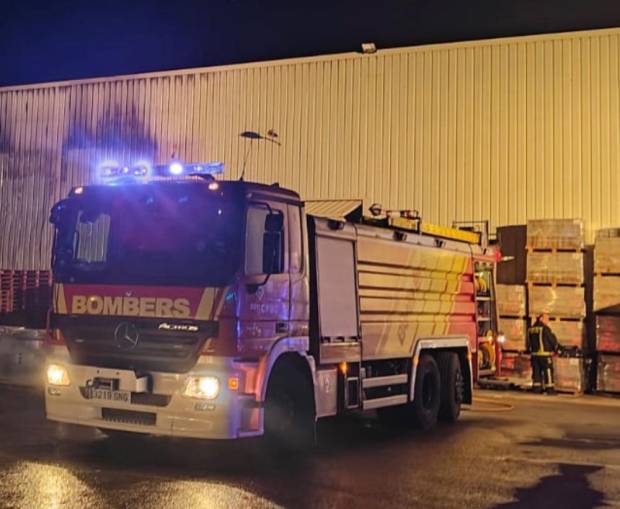 $!Vehículo de los bomberos desplazados hasta las instalaciones de Gres Aragón en Onda.