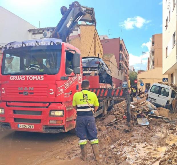 $!Uno de los equipos de Grúas Tomás en plena actuación en la provincia de Valencia tras la DANA.