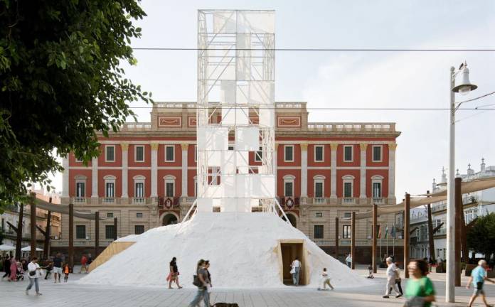 La actuación arquitectónica efímera que embellece una plaza española