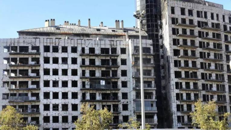 La limpieza deja a la vista la fachada de hormigón del edificio incendiado de Campanar