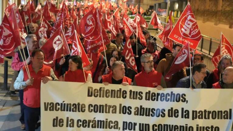 Trabajadores de la cerámica se manifiestan en Castelló ante su «merma grave» de ingresos