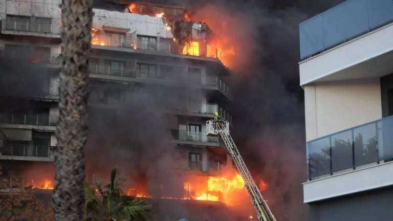 La fachada del edificio calcinado en València estaba revestida de poliuretano, según una experta