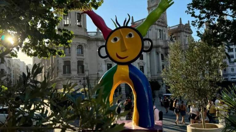 Esculturas gigantes de Ripollés toman la plaza del Ayuntamiento de València