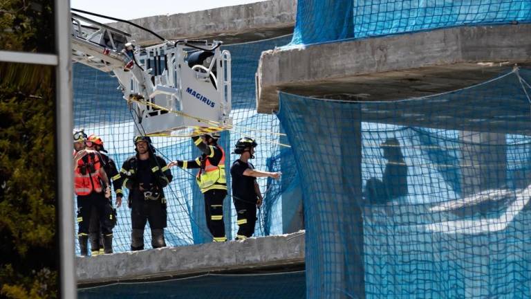 Dos obreros muertos y uno herido al derrumbarse dos forjados en un edificio en obras en Fuencarral