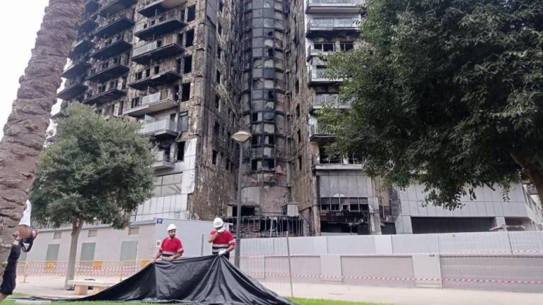 Los propietarios de la finca incendiada en València elegirán la nueva fachada del edificio