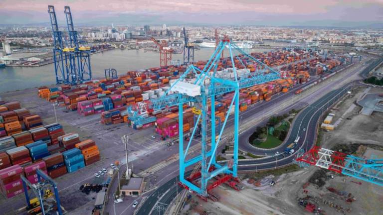 APM Terminals Valencia traslada sus nuevas dos grúas STS Triple-E al muelle de Levante