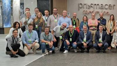 $!Foto de familia dentro de la exposición comercial de Prissmacer Cerámica, firma de Grupo Empresarial Pamesa, en la localidad castellonense de Onda.